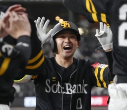 　６回、プロ初本塁打となる勝ち越しソロを放ち、ナインに迎えられるソフトバンク・川瀬＝エスコンフィールド
