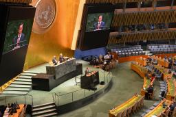 　北朝鮮の人権状況を協議する国連総会の会合で、演説する北朝鮮の金星国連大使（中央）＝２０日、米ニューヨークの国連本部（共同）