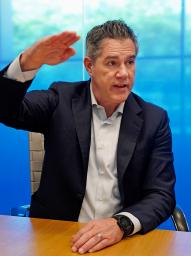 　インタビューに答える北米トヨタの販売担当役員デービッド・クリスト氏（共同）