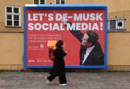 　Ｘ利用をやめようと呼びかける看板＝３月、ベルリン（ゲッティ＝共同）