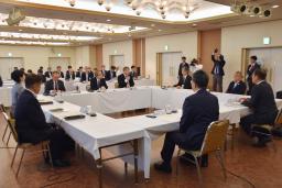 　新潟県の東京電力柏崎刈羽原発の再稼働などに関し開かれた、花角英世知事と県内５市町長の懇談会＝２１日午後、新潟県魚沼市