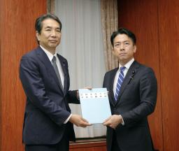 　江藤前農相（左）から引き継ぎを受ける小泉農相＝２２日午後、農水省