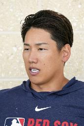 　取材に応じるレッドソックス・吉田＝３月、フォートマイヤーズ