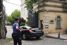 　１６日、イランと英独仏の協議で、イラン総領事館に入る代表団の車両＝トルコ・イスタンブール（アナトリア通信提供・ゲッティ＝共同）