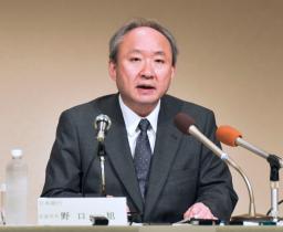 　記者会見する日銀の野口旭審議委員＝２２日午後、宮崎市
