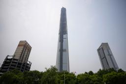 　工事が再開された超高層ビル（中央）＝２１日、中国天津市（共同）