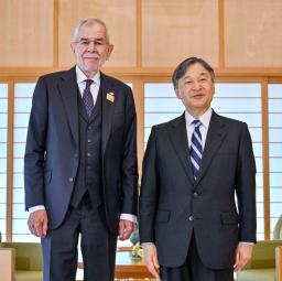 　オーストリアのファンデアベレン大統領との会見に臨まれる天皇陛下＝２２日午前、皇居・御所（代表撮影）