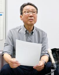 　記者会見する市民団体の久米慶典共同代表＝２２日午前、山口県岩国市