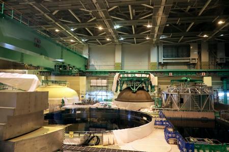 　報道陣に公開された東京電力柏崎刈羽原発６号機の原子炉建屋＝２２日午後、新潟県