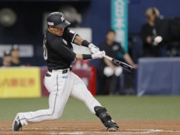 　７回ロッテ２死一塁、池田が左越えに２打席連続本塁打となる２ランを放つ＝京セラドーム