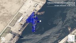 　２２日、北朝鮮咸鏡北道清津の造船所で、海面に横倒しになり青いシートのようなもので覆われる新たに建造された５千トン級の駆逐艦の衛星画像（Ａｉｒｂｕｓ　Ｄｅｆｅｎｃｅ　ａｎｄ　Ｓｐａｃｅ／ｔｈｅ　Ｏｐｅｎ　Ｓｏｕｒｃｅ　Ｃｅｎｔｅｒ提供、共同）