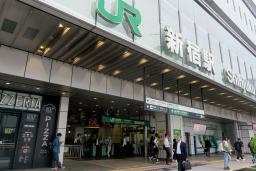 　始発から山手線の運転を見合わせたＪＲ新宿駅前の様子＝２３日午前７時１５分