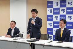 　立憲民主党の会合であいさつする重徳政調会長＝２３日午前、東京・永田町の党本部