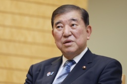 　インタビューに答える石破首相