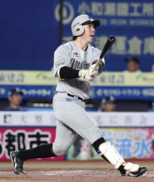　３回ロッテ１死一、二塁、寺地が右越えに３ランを放つ＝ＺＯＺＯマリン