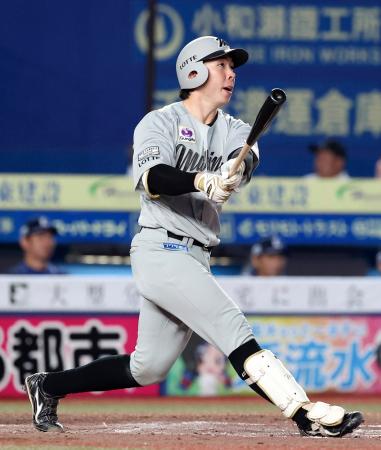 　３回ロッテ１死一、二塁、寺地が右越えに３ランを放つ＝ＺＯＺＯマリン