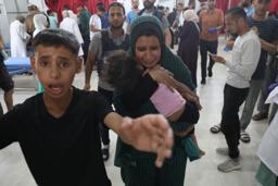 　イスラエル軍の攻撃を受け、負傷者らが運び込まれるガザ北部ジャバリヤの病院＝１９日（ゲッティ＝共同）