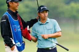 　第３日、雨の中ラウンドする生源寺龍憲。通算１２アンダーで首位＝三甲ＧＣ谷汲