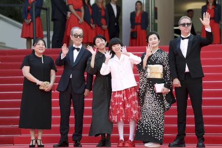 　カンヌ国際映画祭のレッドカーペットに登場し、手を振る「ルノワール」の早川千絵監督（左から３人目）と出演者ら＝１７日、フランス・カンヌ（ゲッティ＝共同）