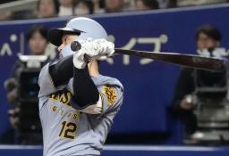　９回阪神無死二、三塁、坂本が左中間へ勝ち越しの２点二塁打を放つ＝バンテリンドーム