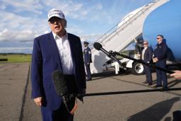 　専用機搭乗前に記者団に話すトランプ米大統領＝２５日、ニュージャージー州モリスタウン（ＡＰ＝共同）