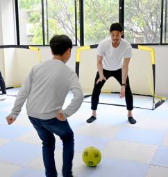 　施設に通う子どもとサッカーを楽しむ鈴木大輔選手（奥）＝４月、千葉市