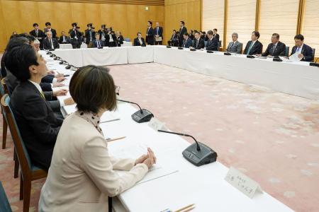 　首相官邸で開かれたトランプ米政権の関税措置に関する総合対策本部の会議＝４月