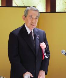 　関西経済連合会会長に再任され、記者会見する松本正義氏＝２６日午後、大阪市北区