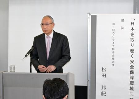 　福井市内で講演する松田邦紀前駐ウクライナ大使＝２６日午後