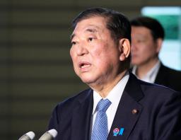 　政府備蓄米放出の新方式について記者団の取材に応じる石破首相＝２６日午後、首相官邸
