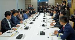 　首相官邸で開かれた孤独・孤立対策推進本部の会合＝２７日午前