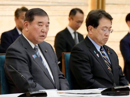 　米国の関税措置に関する総合対策本部の会議で発言する石破首相。右は赤沢経済再生相＝２７日午前、首相官邸