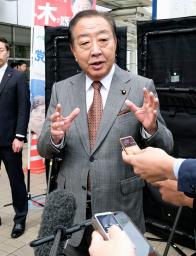 　記者団の取材に応じる立憲民主党の野田代表＝２７日午前、東京都内