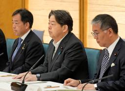 　東京電力福島第１原発事故に伴う除染土の再利用や県外処分の実現を目指し、開かれた閣僚会議で発言する林官房長官（中央）＝２７日午前、首相官邸