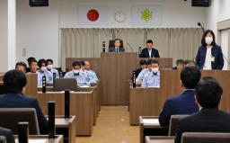 　埼玉県八潮市の県道陥没事故で、救助活動の検証に向けて協議する草加八潮消防組合の関係者ら＝２７日午前、埼玉県八潮市