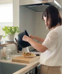 　レンタルした「ヘルシオ　ホットクック」で作った料理を盛り付ける利用者