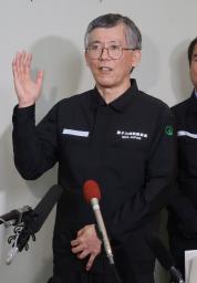 　東京電力柏崎刈羽原発視察後に取材に応じる原子力規制委員会の長崎晋也委員＝２７日午後、新潟県