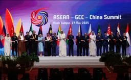 　２７日、マレーシア・クアラルンプールで開かれた会議に出席したＡＳＥＡＮ、中国、ＧＣＣの首脳ら（ロイター＝共同）