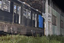 　走行中に窓ガラスが割れた長野電鉄の車両＝２１日、長野県須坂市の須坂駅