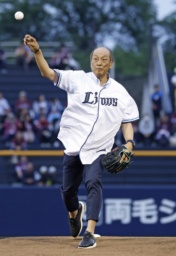 　始球式を務める渡辺久信さん＝上毛敷島