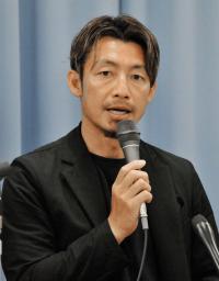 　記者会見でＮＰＯ法人「Ｋｉｚｕｎａ」設立を発表する元プロ野球選手の鳥谷敬さん＝２７日、大阪府庁