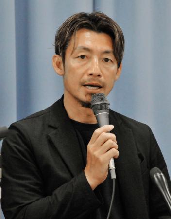　記者会見でＮＰＯ法人「Ｋｉｚｕｎａ」設立を発表する元プロ野球選手の鳥谷敬さん＝２７日、大阪府庁