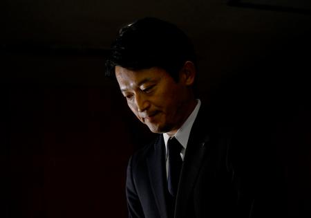 　情報漏えい問題で、兵庫県の第三者委員会の調査報告書を受け謝罪する斎藤元彦知事＝２７日午後、兵庫県庁