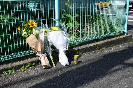 　事件現場に手向けられた花＝２８日午前８時３８分、川崎市多摩区