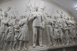 　モスクワの地下鉄タガンスカヤ駅に復活したソ連の指導者スターリン（中央）の彫像＝２３日（共同）