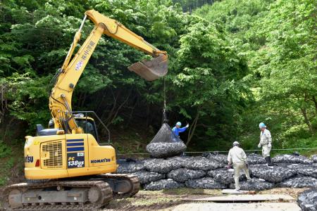 　岩手県大船渡市の大規模山林火災の被害地域で公開された応急対策工事＝２８日午前