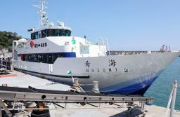 　石川県輪島市の輪島港に接岸された旅客船＝２８日午前
