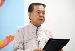 　記者会見する沖縄県南城市の古謝景春市長＝２８日午後、南城市