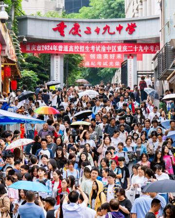 　全国一斉の大学入試「高考」を終えた受験生ら＝２０２４年６月、中国重慶市（共同）