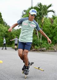 　インラインスケートを履いてトレーニングに励むジャンプ男子の葛西紀明＝２８日、沖縄県宮古島市